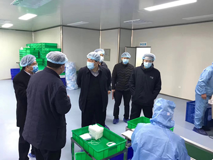 2月9日，高新區(qū)領(lǐng)導(dǎo)現(xiàn)場(chǎng)指導(dǎo)防疫物資生產(chǎn)及原材料短缺問(wèn)題