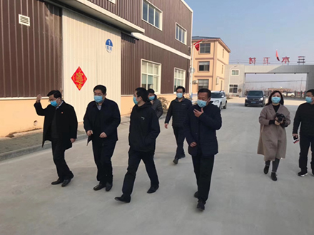 高新區(qū)黨工委書(shū)記郭保存、黨組成員楊紹青、馬嶺崗鎮(zhèn)書(shū)記李洋來(lái)公司監(jiān)督防疫物資生產(chǎn)